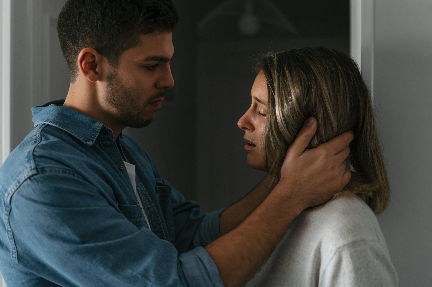 En la sombra del espejo: consejos de supervivencia emocional y gestión en la pareja narcisista